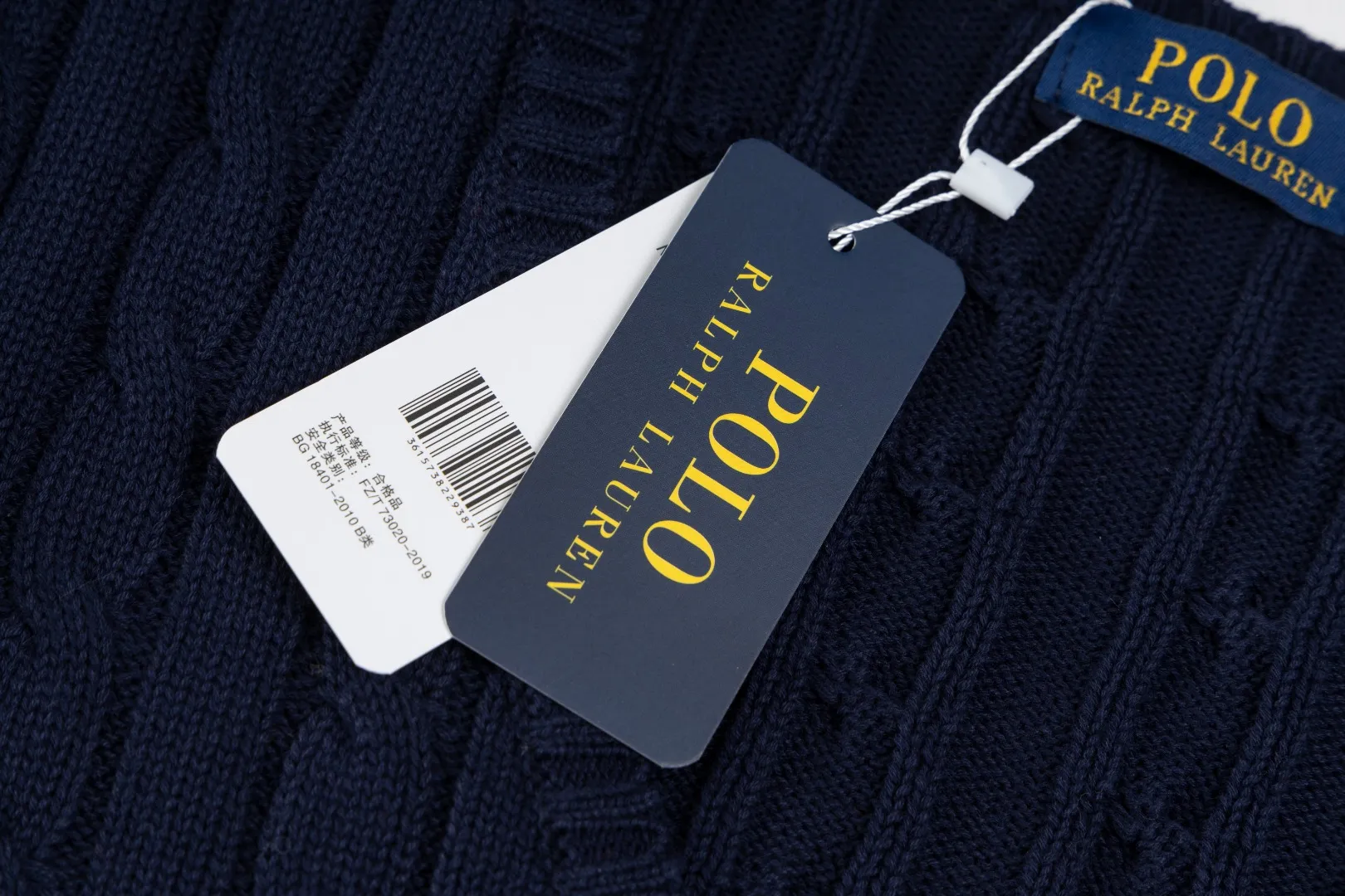 P210 #R90 RALPH LAUREN Thirteen colors of Ralph Lauren classic small label embroidery V-neck pullover cable cardigan sweater women's top, high-density LOGO embroidery on the chest, original customization of tag accessories. Made of pure cotton yarn, pure cotton is skin-friendly and comfortable, small label war horse embroidered twist button V-neck sweater🐎High quality, follow the blogger to learn how to wear it! Let’s buy a Ralph Lauren cable sweater. It’s a super hard-to-find series after it became popular. It’s hard to find one on the official website. It’s simple and practical to wear, with a lazy and loose feel. The thickened fabric has more texture, feels soft and delicate, and has a loose fit. Whether worn alone or layered, you can wear different styles of fashion with just one piece!   Size： Sleeve length: 60/61/62/63